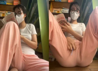 Em út vừa đọc sách vừa nhét sextoy vào lồn mà vẫn tỉnh bơ