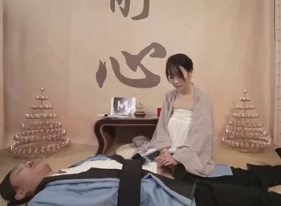 Người nữ tu che chở vị đạo sĩ bị thương