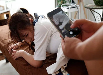 Đi triệt lông đã hiếp cô ấy