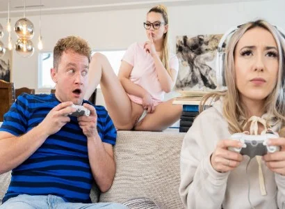 cô nương bỏ bê người yêu để chơi game nên bị bạn thân giành mất