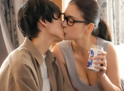 Chàng trai bị người yêu phản bội được chị hàng xóm an ủi vỗ về