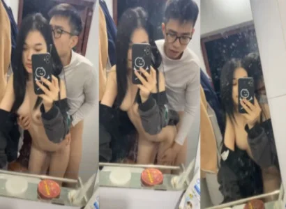 Đôi bạn trẻ quan hệ với nhau trước gương