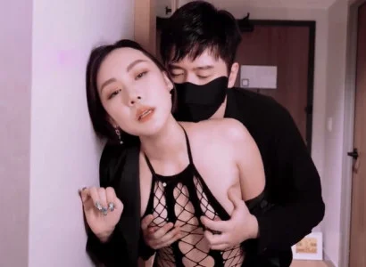 Mụ vợ dâng thân cho sếp để trả nợ cho chồng