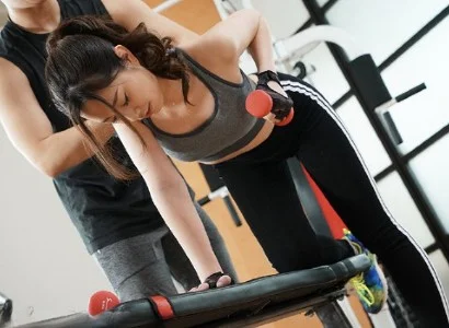 Người phụ nữ thiếu thốn và anh PT may mắn lên giường ngay từ lần đầu