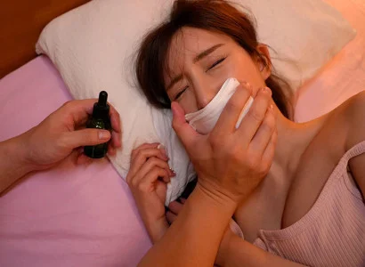 Gã sử dụng thuốc mê để cô em họ xinh đẹp lơ mơ rồi quan hệ